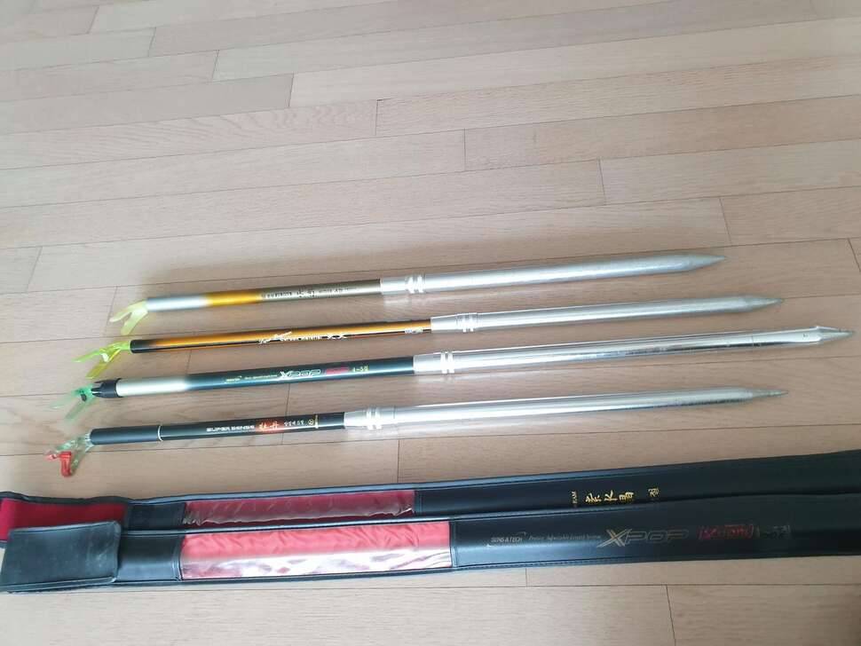 사용감 많은 낚시대와 장절 받침대 (중고장터 - 교환무료)