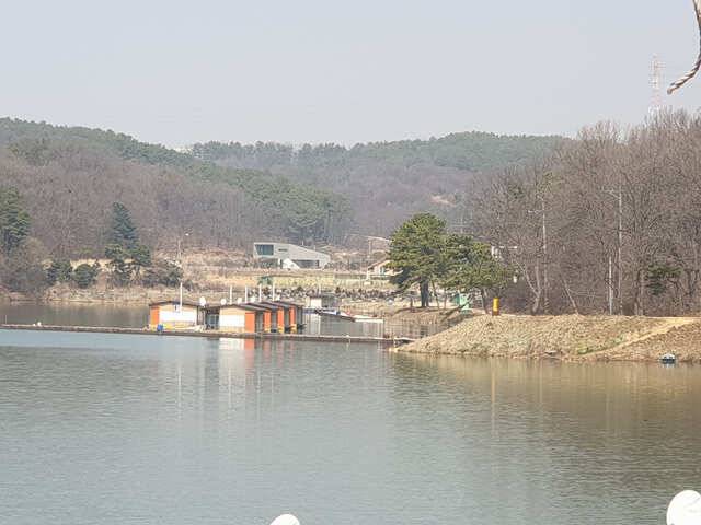물 맑고 힘 좋은 용인 삼인낚시터용인 삼인낚시터 (유료터정보 - 유료터점주조황)
