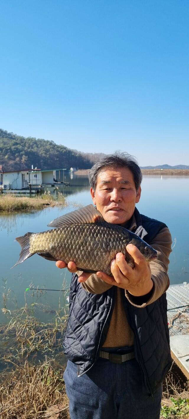 어우실지 나오면 월척에 때깔좋은어우실 입니다 오염이없는 저수지9 (유료터정보 - 유료터점주조황)