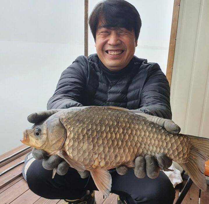 4짜 대물 붕어 송전지 관광좌대 조황입니다 (유료터정보 - 유료터점주조황)