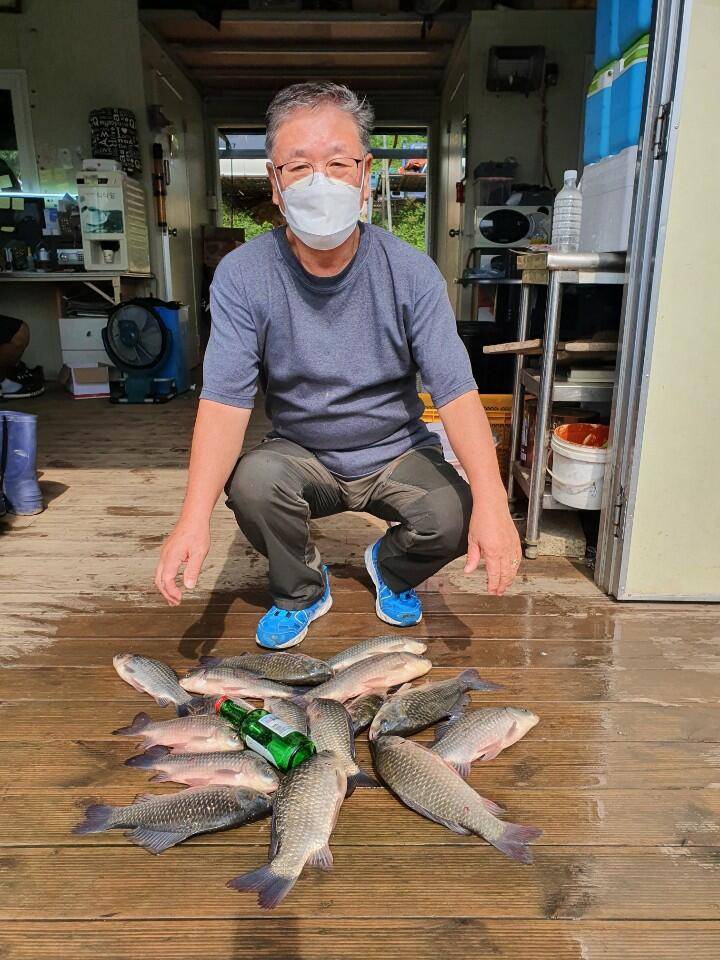 가을하늘 고삼지 붕어조황입니다 (유료터정보 - 유료터점주조황)