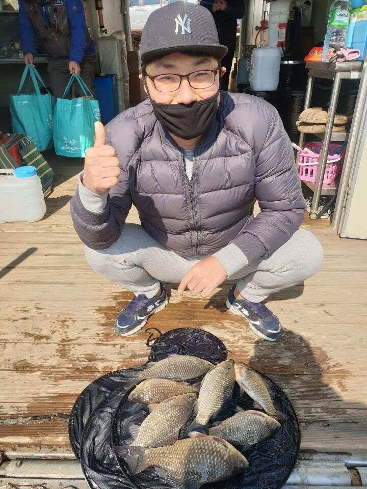 고삼지양촌좌대 3월의 눈보라속에 모습보인 붕어 (유료터정보 - 유료터점주조황)