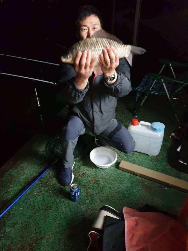 아산 안골지 연이어 4짜 소식입니다 (유료터정보 - 유료터점주조황)