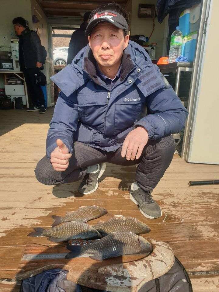 고삼지 양촌좌대 상류권 4짜붕어 난리났습니다 (유료터정보 - 유료터점주조황)