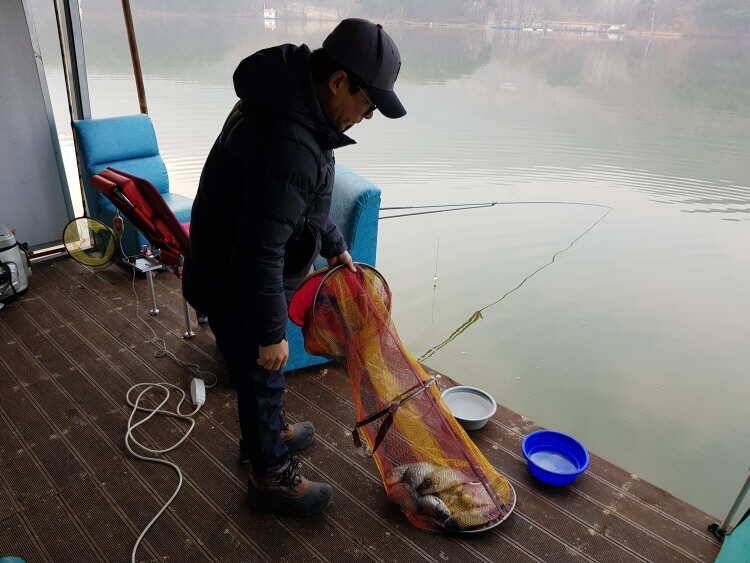 아산 산들낚시터의 올해 첫 마수걸이4짜 (유료터정보 - 유료터점주조황)