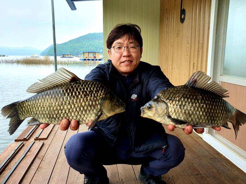 4짜 대물과 허릿급마릿수 조황도 나쁘지 않네요 (유료터정보 - 유료터점주조황)
