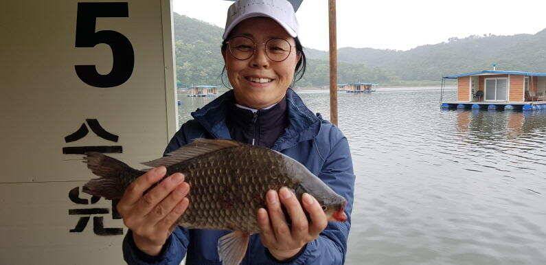 4짜 대물의 향연 송전지 수원좌대 (유료터정보 - 유료터점주조황)