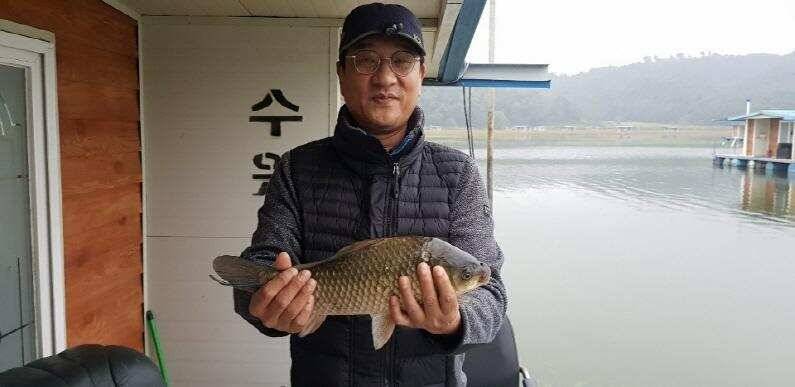 가을 4짜 두마리 송전지 수원좌대 (유료터정보 - 유료터점주조황)