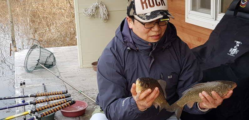 물 낚시 시작과 함께 올라온 허리급 붕어 (유료터정보 - 유료터점주조황)
