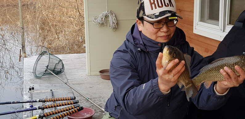 물 낚시 시작과 함께 올라온 허리급 붕어 (유료터정보 - 유료터점주조황)