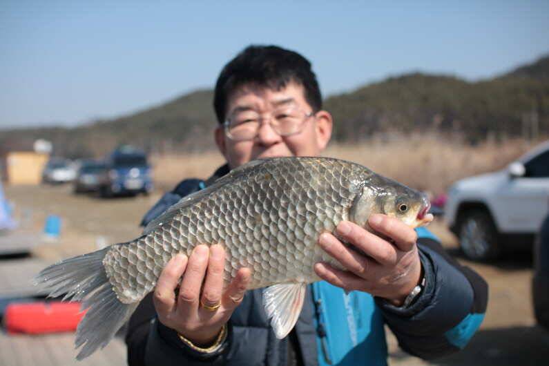 준설 중 4짜 5마리 (유료터정보 - 유료터점주조황)