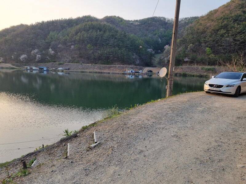산 속의 호수 명곡지 입니다 (유료터정보 - 유료터점주조황)