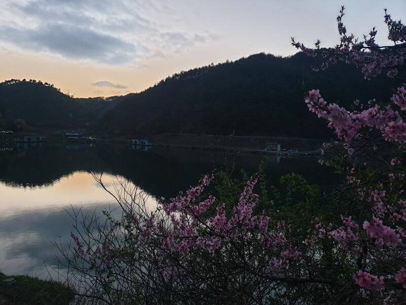 산 속 호수 명곡지 입니다 (유료터정보 - 유료터점주조황)