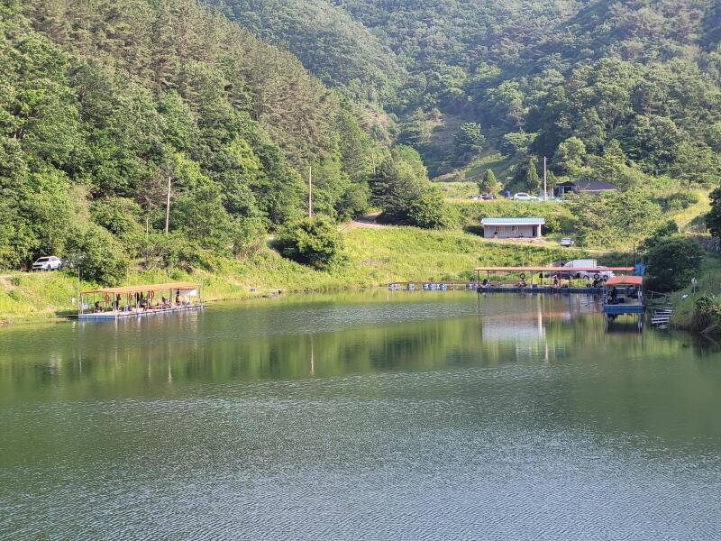 산 속의 힐링터 명곡지의 주말 모습입니다 (유료터정보 - 유료터점주조황)