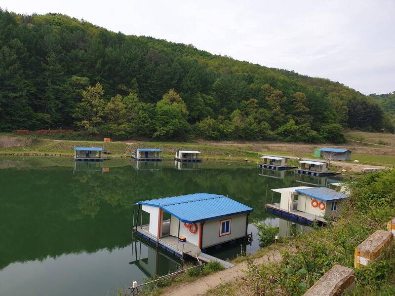 산 속의 힐링터 명곡지의 주중 방생 (유료터정보 - 유료터점주조황)