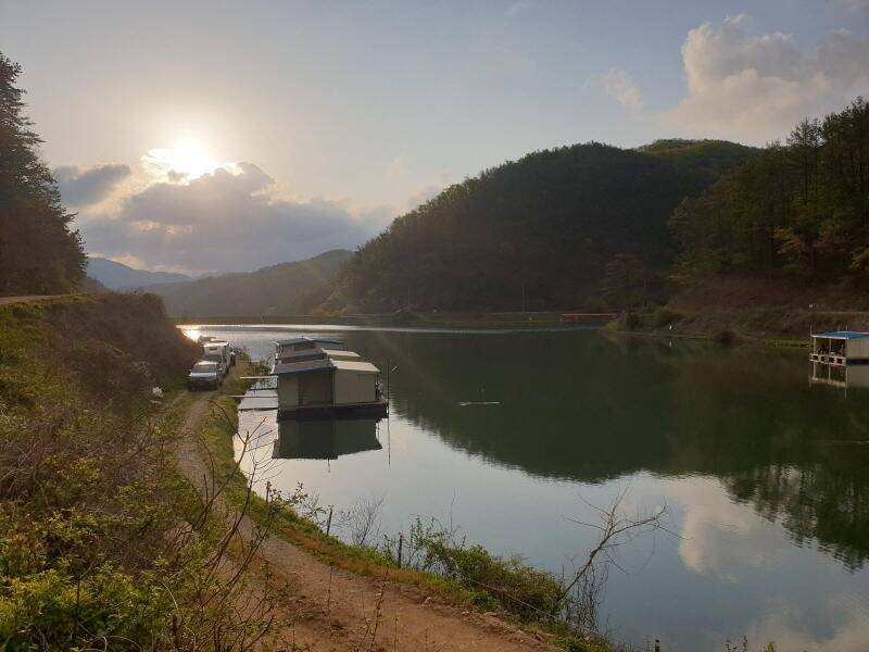 숲 속의 호수 명곡지의 주말 방류모습 (유료터정보 - 유료터점주조황)