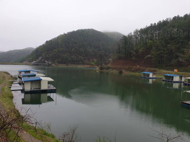산 속 호수 명곡지 입니다 (유료터정보 - 유료터점주조황)