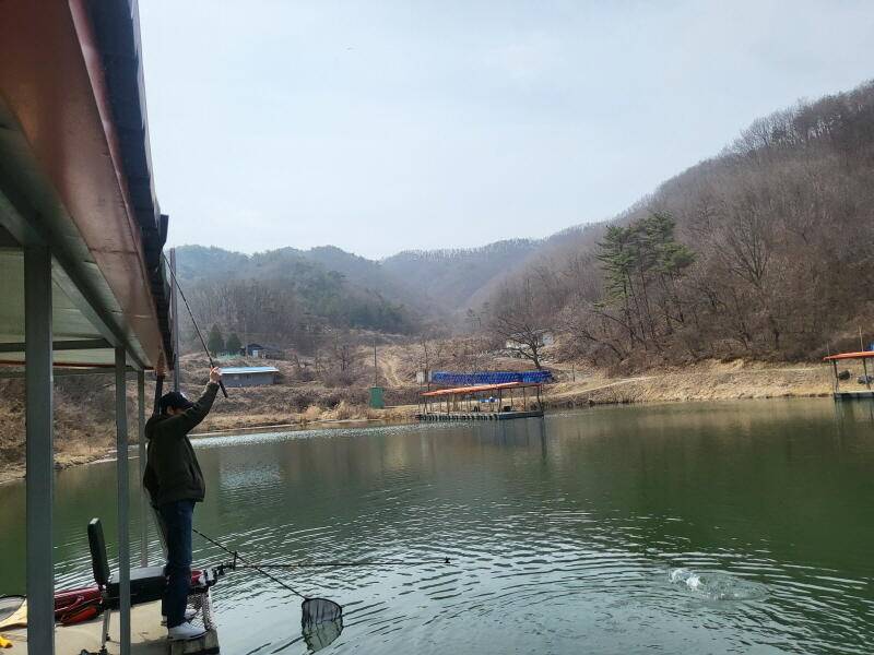 유구 명곡지의 3월18일에 올리는 주말 모습입니다 (유료터정보 - 유료터점주조황)