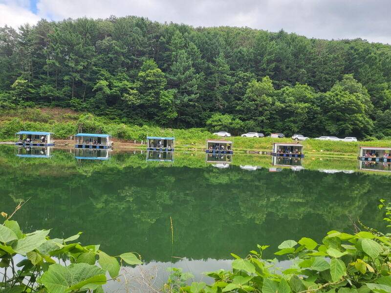 유구 명곡지의 기 가 찬 전경의 주말 모습입니다 (유료터정보 - 유료터점주조황)