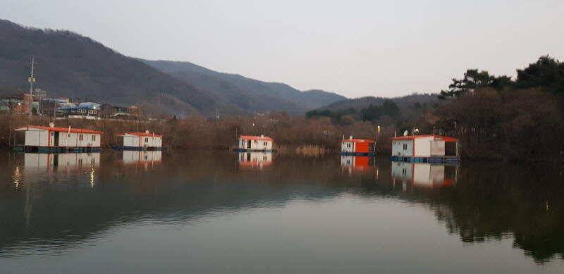 아산 산들낚시터의 2월27일에 올리는 수상좌대 이동모습입니다 (유료터정보 - 유료터점주조황)