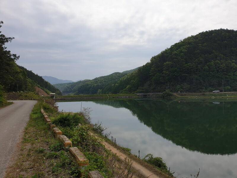 산 속의 힐링터 명곡지의 주중 방생 (유료터정보 - 유료터점주조황)