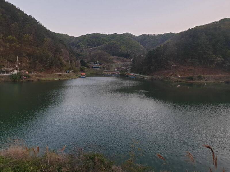 산 속 호수 명곡지 입니다 (유료터정보 - 유료터점주조황)