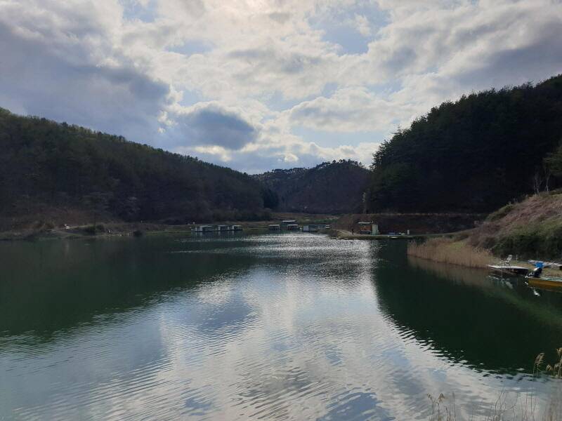산 속의 호수 명곡지의 주말및 토종붕어 방류 모습 (유료터정보 - 유료터점주조황)