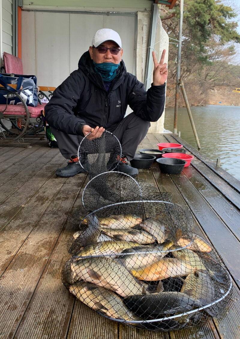 아산 산들낚시터의 3월18일에 올리는 주중 조황및 방류 모습입니다 (유료터정보 - 유료터점주조황)