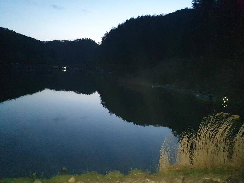 산 속 호수 명곡지 입니다 (유료터정보 - 유료터점주조황)