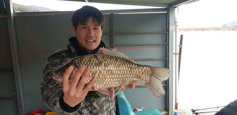 아산 산들낚시터의 구정 연휴 4짜에 행복합니다 (유료터정보 - 유료터점주조황)
