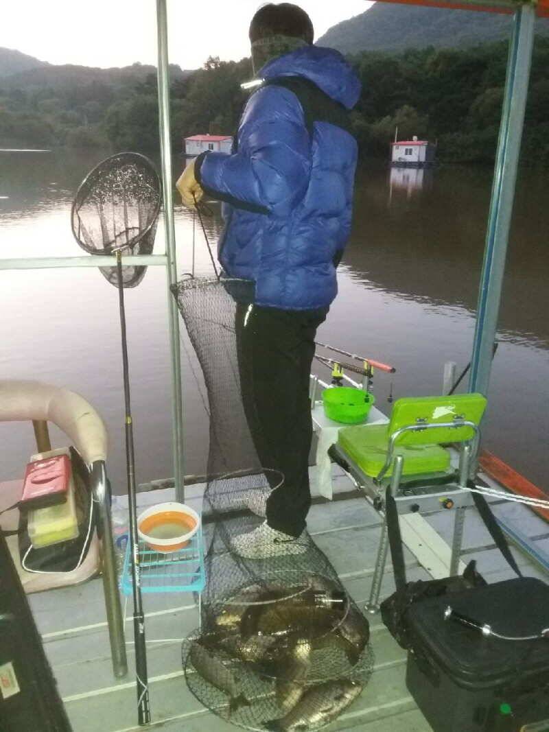 가을 햇살이 따사로운 산들낚시터의 그제어제 모습입니다 (유료터정보 - 유료터점주조황)