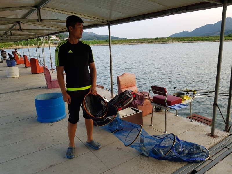 아산 산들낚시터의 8월8일에 올리는 어제 그제 모습과 방류 (유료터정보 - 유료터점주조황)