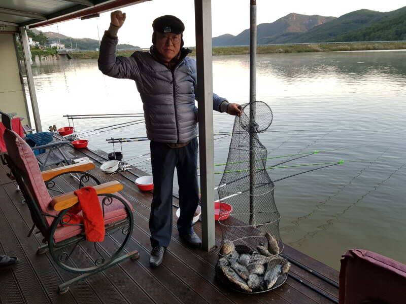 가을 햇살이 따사로운 산들낚시터의 그제어제 모습입니다 (유료터정보 - 유료터점주조황)