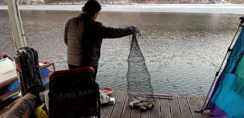 아산 산들낚시터의 2월18일에 올리는 모습입니다 (유료터정보 - 유료터점주조황)