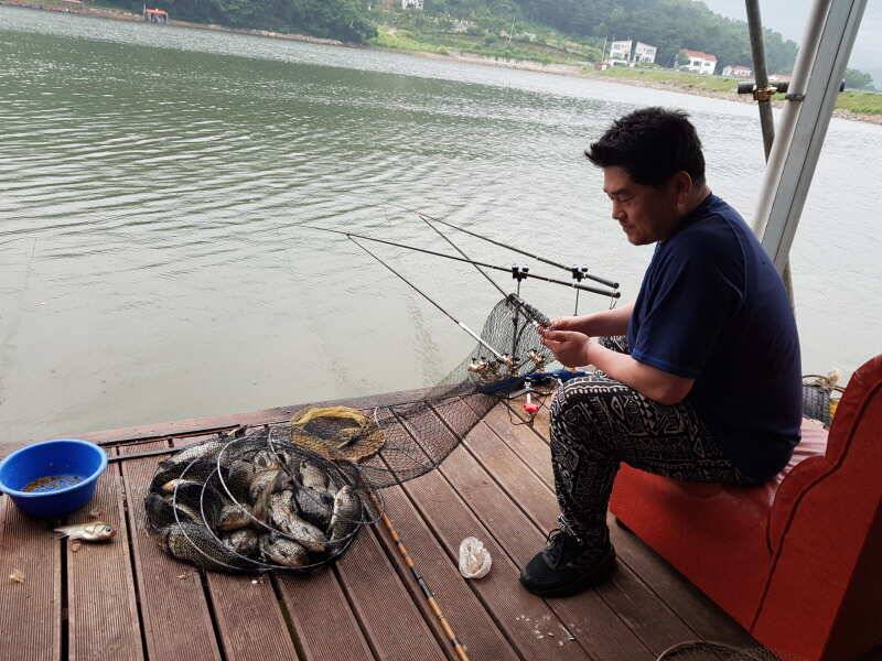아산 산들낚시터의 6월26일 월요일 방류와 조황 모습입니다 (유료터정보 - 유료터점주조황)