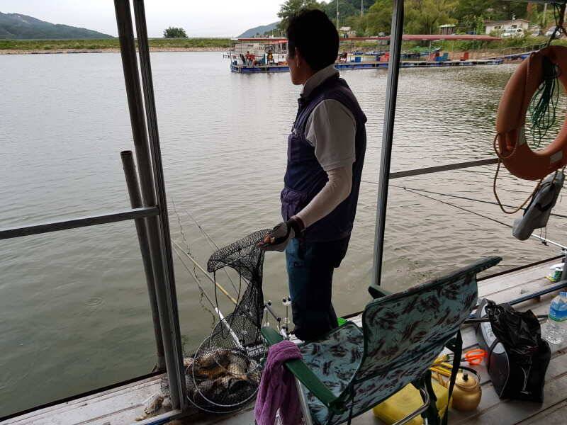 아산 산들낚시터의 8월12일에 올리는 주말 모습 입니다 (유료터정보 - 유료터점주조황)