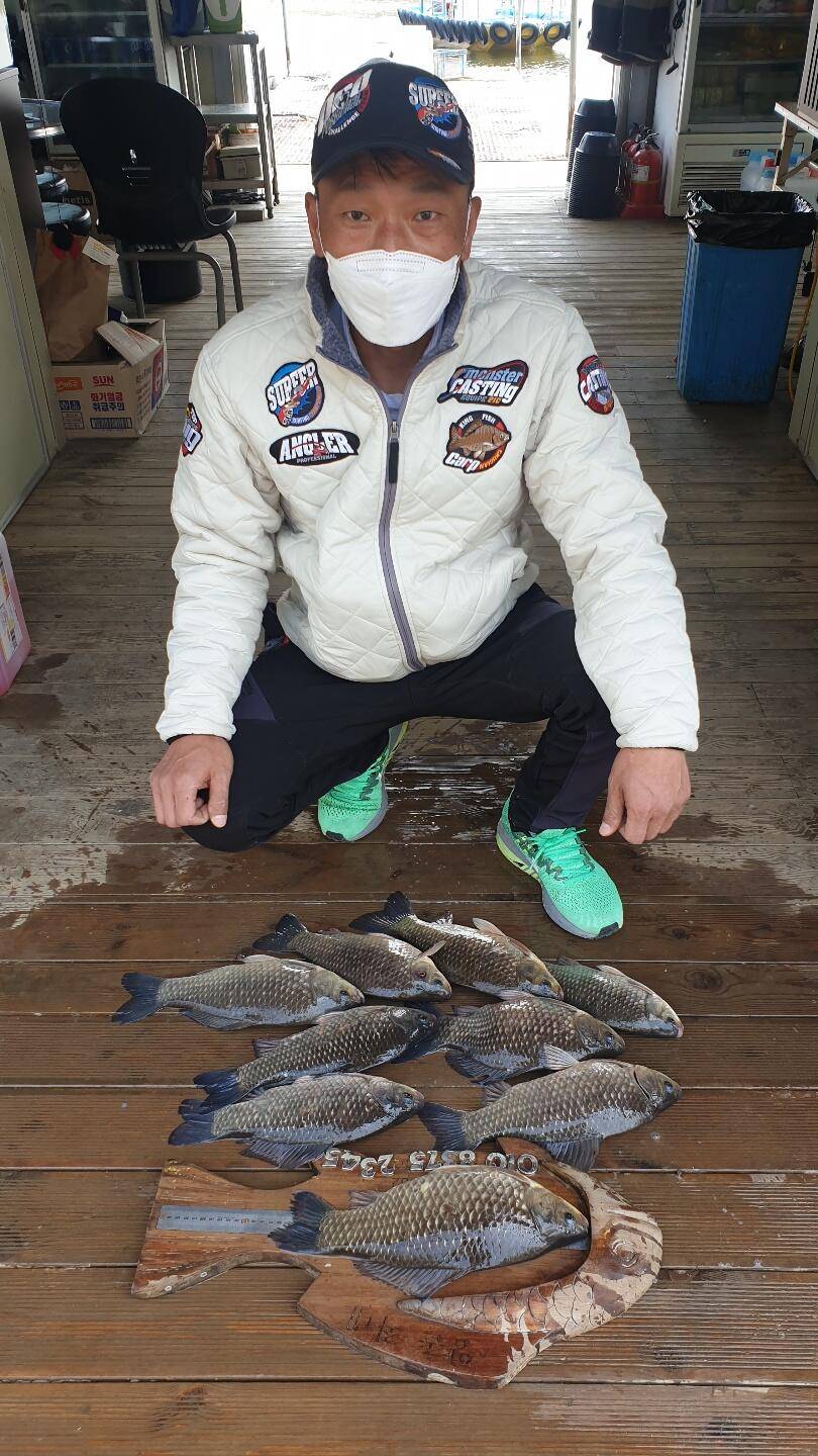 고삼지 상류권 본격산란중 사짜붕어 조황 (유료터정보 - 유료터점주조황)