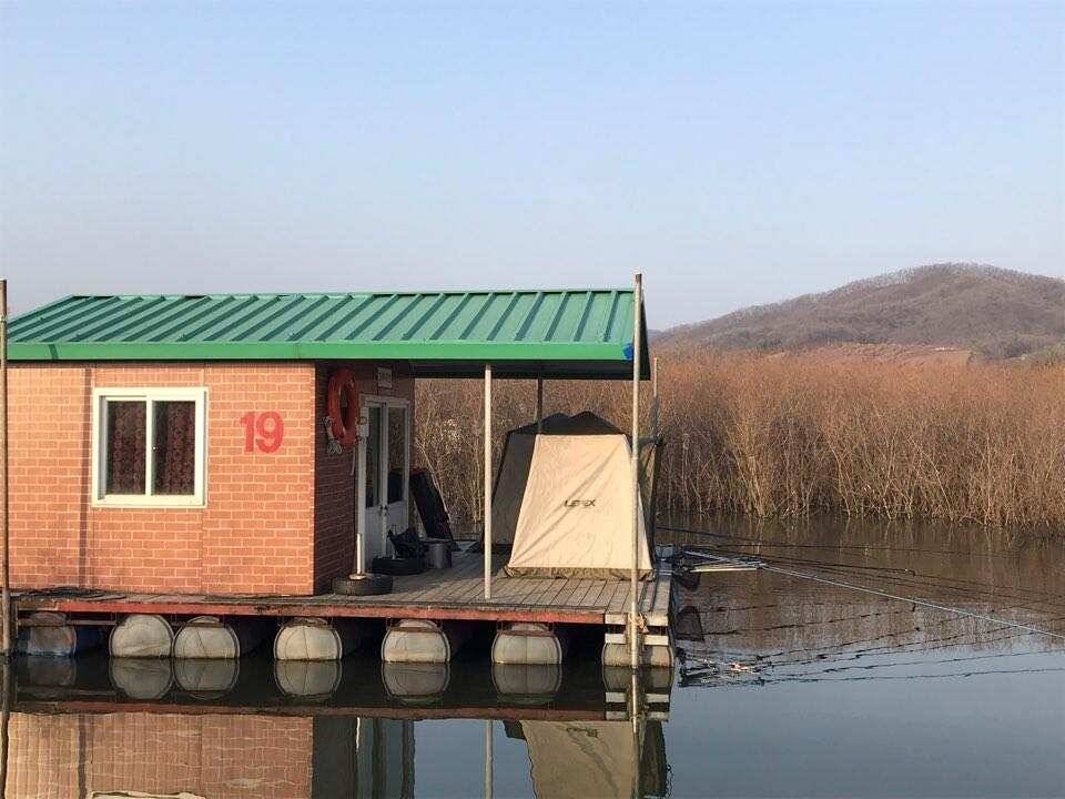 고삼지 양촌좌대 3월의 꽃샘추위에도 올라와준 붕어 (유료터정보 - 유료터점주조황)
