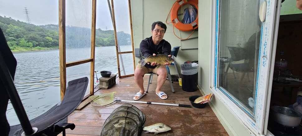 여름 휴가철 피서낚시 힐링 수곡낚시터 수목 노지잔교 조황 여전히 좋습니다 (유료터정보 - 유료터점주조황)