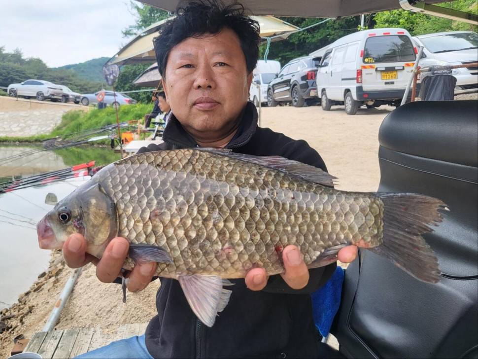 하룻저녁 4짜 5마리씩 무려 세분께서 (유료터정보 - 유료터점주조황)