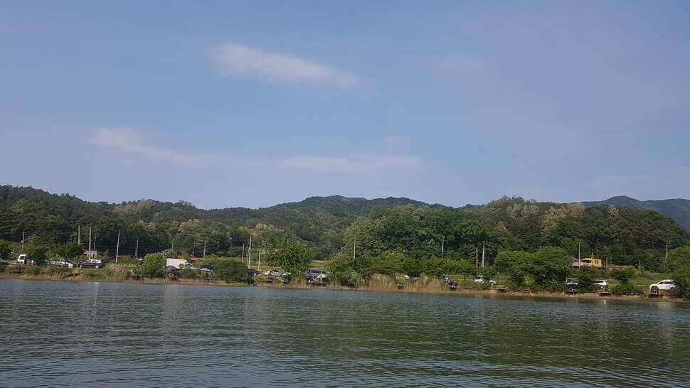 주말조황이 좋았담니다 동호회에서 많이 참석 하셨읍니다 월척30수 4짜10수 정도 나왔네요 (유료터정보 - 유료터점주조황)