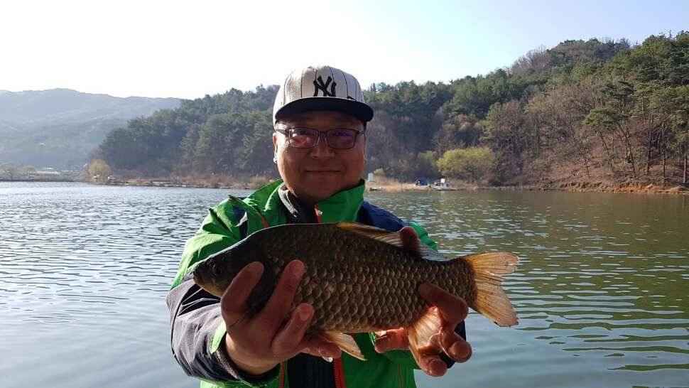 바람이 심하게부네요 기온차가 심하고 고기도 마릿수 입니다 주말은 따뜻하다니 다행입니다 손맛보러 오세요 (유료터정보 - 유료터점주조황)