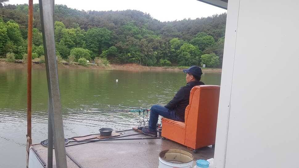 주말조황 좋았네요 2좌대는 꽝이고 나머지좌대는 7수 이상 에어컨 교체작업이 한창 입니다 (유료터정보 - 유료터점주조황)