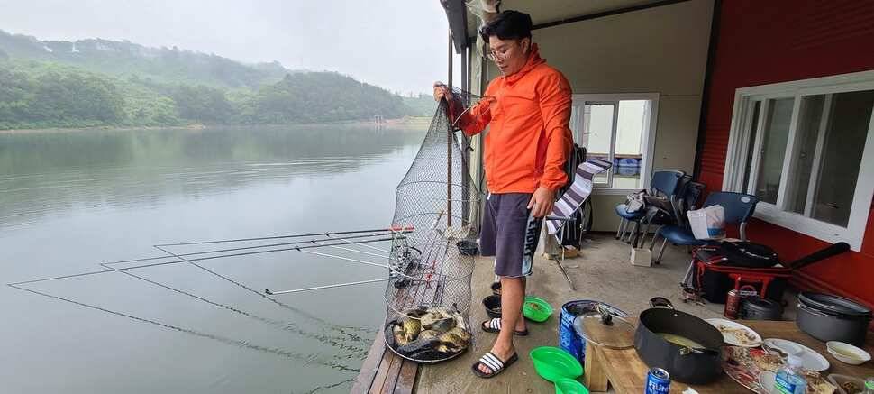 여름 휴가철 피서낚시 힐링 수곡낚시터 수목 노지잔교 조황 여전히 좋습니다 (유료터정보 - 유료터점주조황)