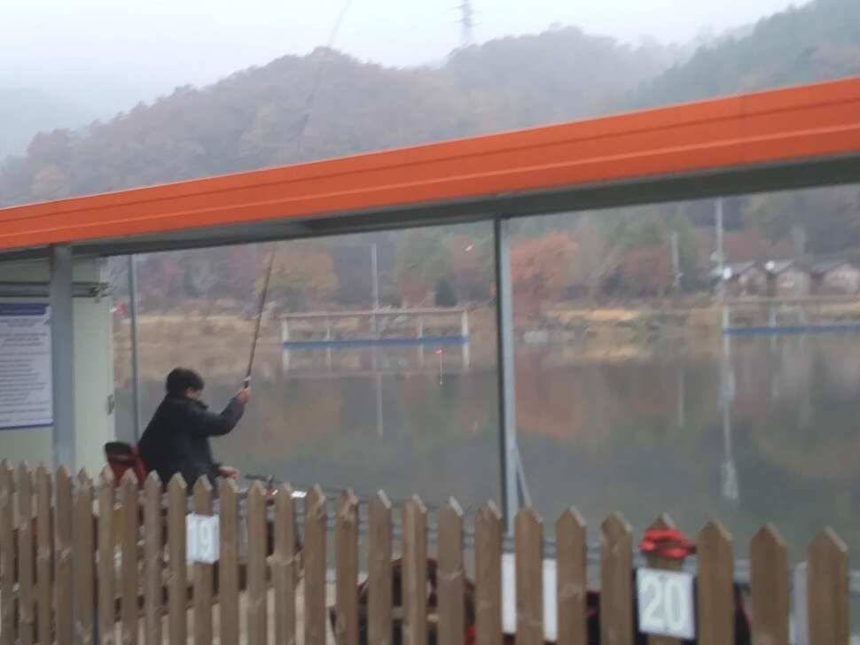 수곡낚시터 오늘도 자연산 토종붕어 방류 조황안내 및 노지잔교 비닐천막 설치 완료 (유료터정보 - 유료터점주조황)