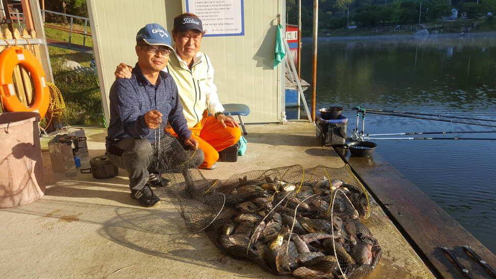 양평 붕어낚시 수곡낚시터 초대박 조황과 고른 조황이며 낮시간 부터 붕어들이 나와주네요 (유료터정보 - 유료터점주조황)