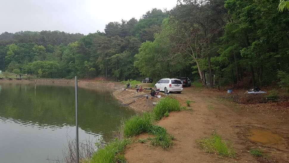 주말조황 좋았네요 2좌대는 꽝이고 나머지좌대는 7수 이상 에어컨 교체작업이 한창 입니다 (유료터정보 - 유료터점주조황)