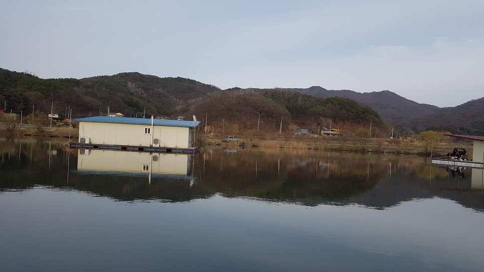 전좌대 만석에 전좌대 월척속출 (유료터정보 - 유료터점주조황)