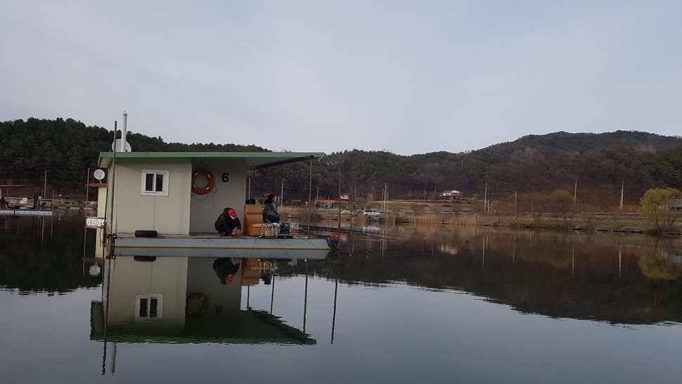 전좌대 만석에 전좌대 월척속출 (유료터정보 - 유료터점주조황)