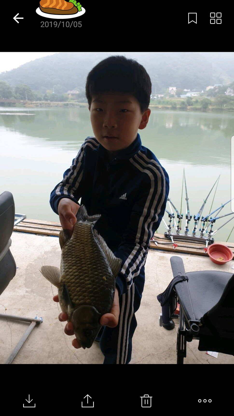 신원낚시터 10월10일 누락된 4짜와 덩어리 사진입니다 (유료터정보 - 유료터점주조황)